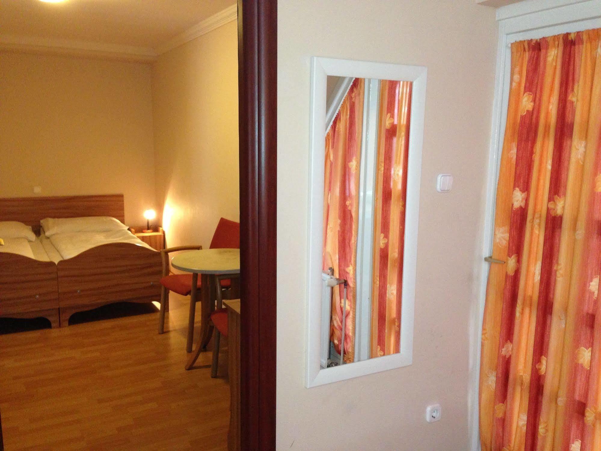 Kalvin Vendegszobak Debrecen Luaran gambar